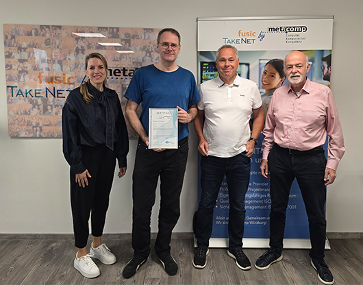 Zu sehen sind: Melanie Münch (Geschäftsführung MetaComp Würzburg GmbH), Jörg Behrens (Geschäftsführung MetaComp Würzburg GmbH) , Wolfgang Meier und Wolfgang Kreuzer (MetaComp Würzburg GmbH)