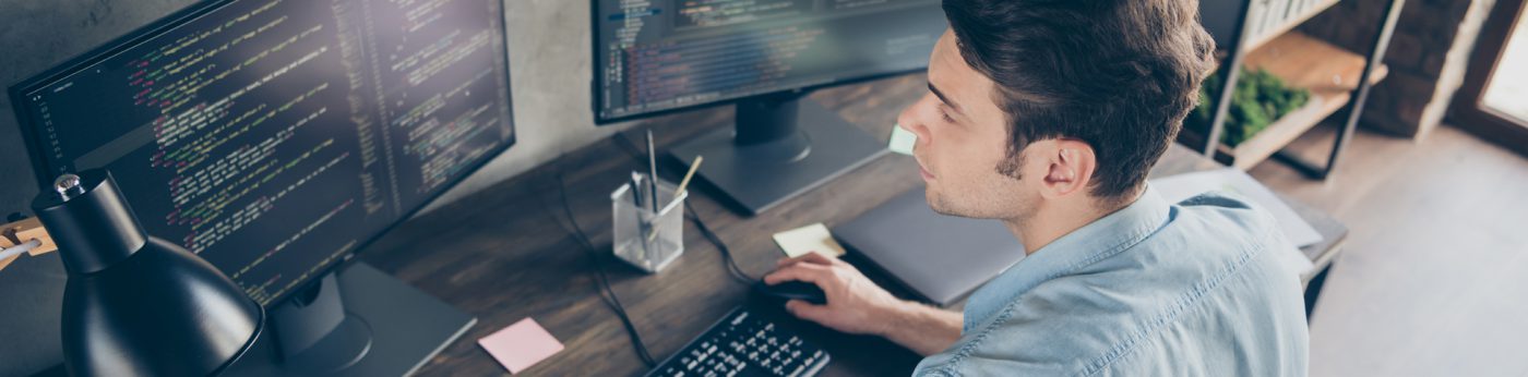 Mann arbeitet am Computer mit effizienter Software