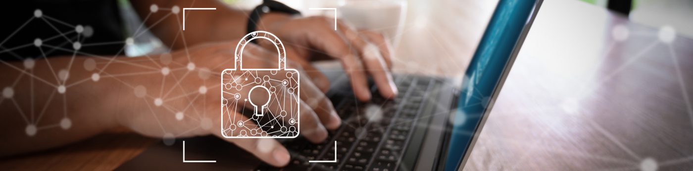 TAKENET Mitarbeiter arbeitet an der IT-Sicherheit