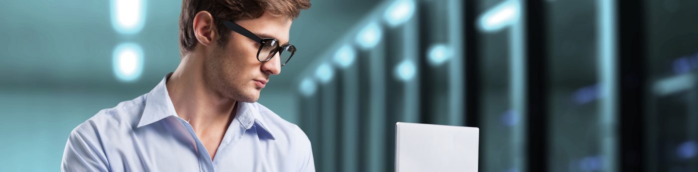 Mann arbeitet am Laptop im Rechenzentrum